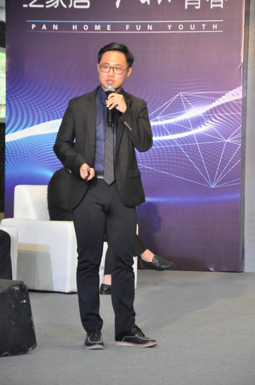 1510649093797151.jpg 公司计算机软件学会会长梁道远讲解该“CALL教育”APP_副本.jpg